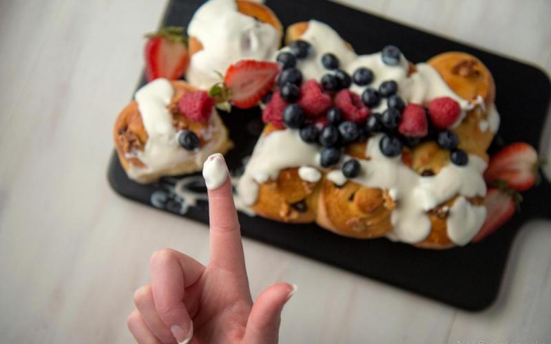 Bun with Le Bédouin Labneh coulis