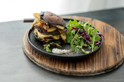 Burger végétarien aux champignons portobello et fromage Nabulsi Le Bédouin