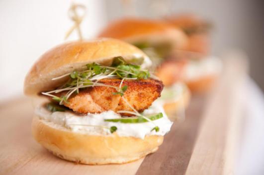 Mini burger de saumon et Tzatziki Fromagerie le Bédouin