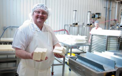 L’Haloumi est cuit pour lui donner sa caractéristique particulière qui ne fond pas,